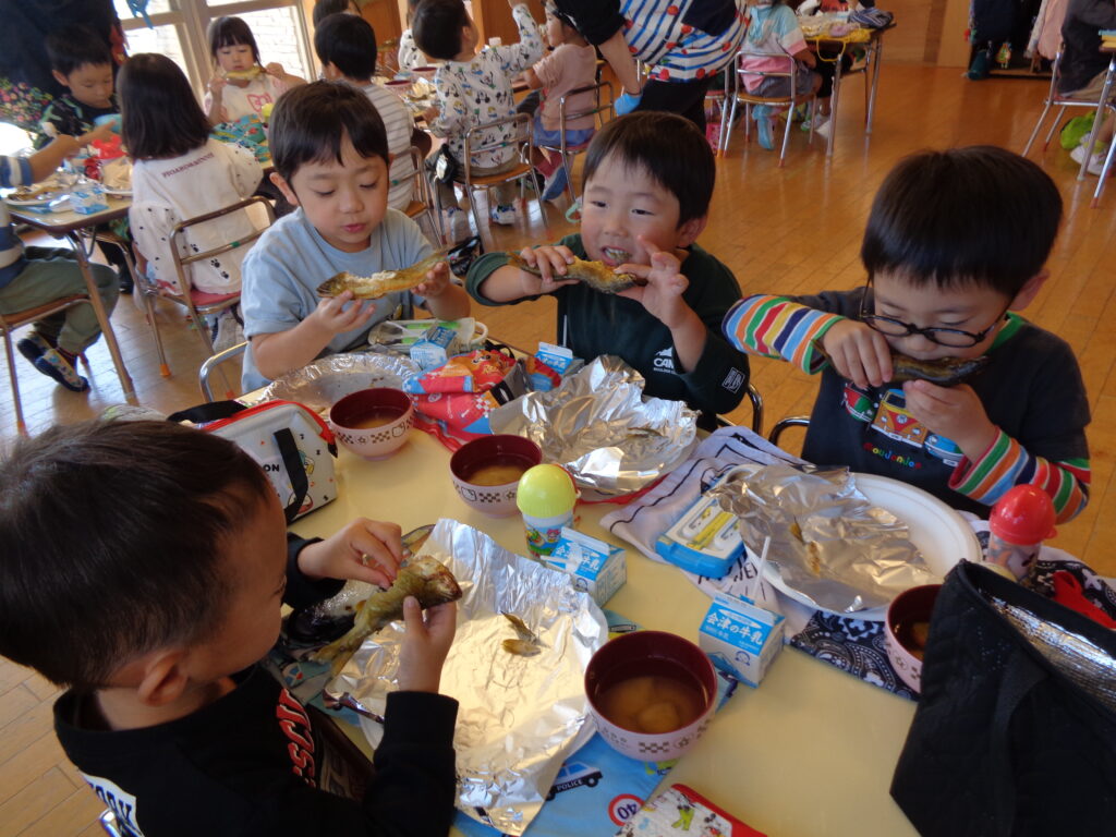 🐟💖幼稚園児へ、アユの塩焼きを！