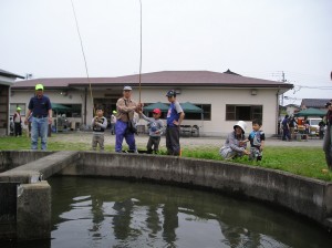 ＧＷ 親子マス釣り大会（写真掲載）